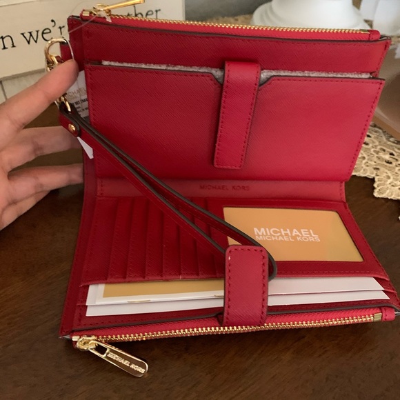 ♥️ 3 in 1 MK wallet/ phone holder/ wirstlet - Picture 4 of 5